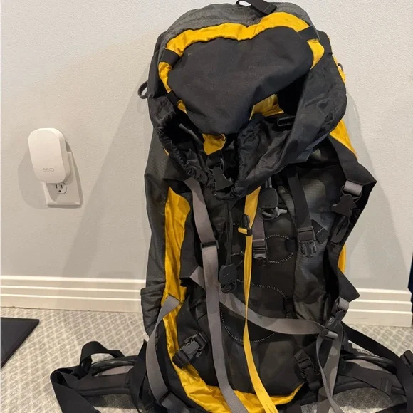 OSPREY Exposure 50 Men's Backpack in Yellow and Black - Picture 3 of 5
